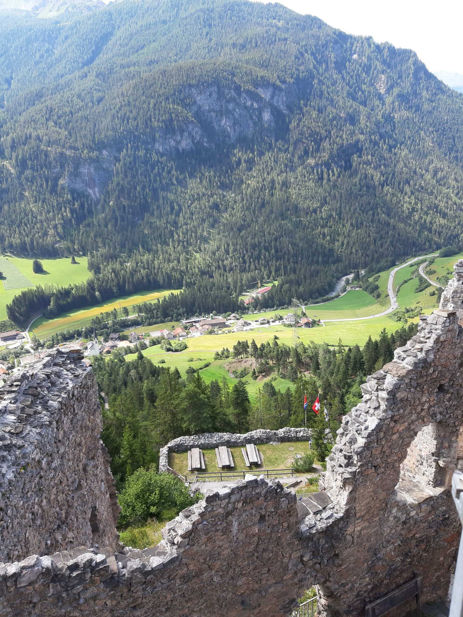 Alvaneu, Ruine Belfort, mit Rastplatz