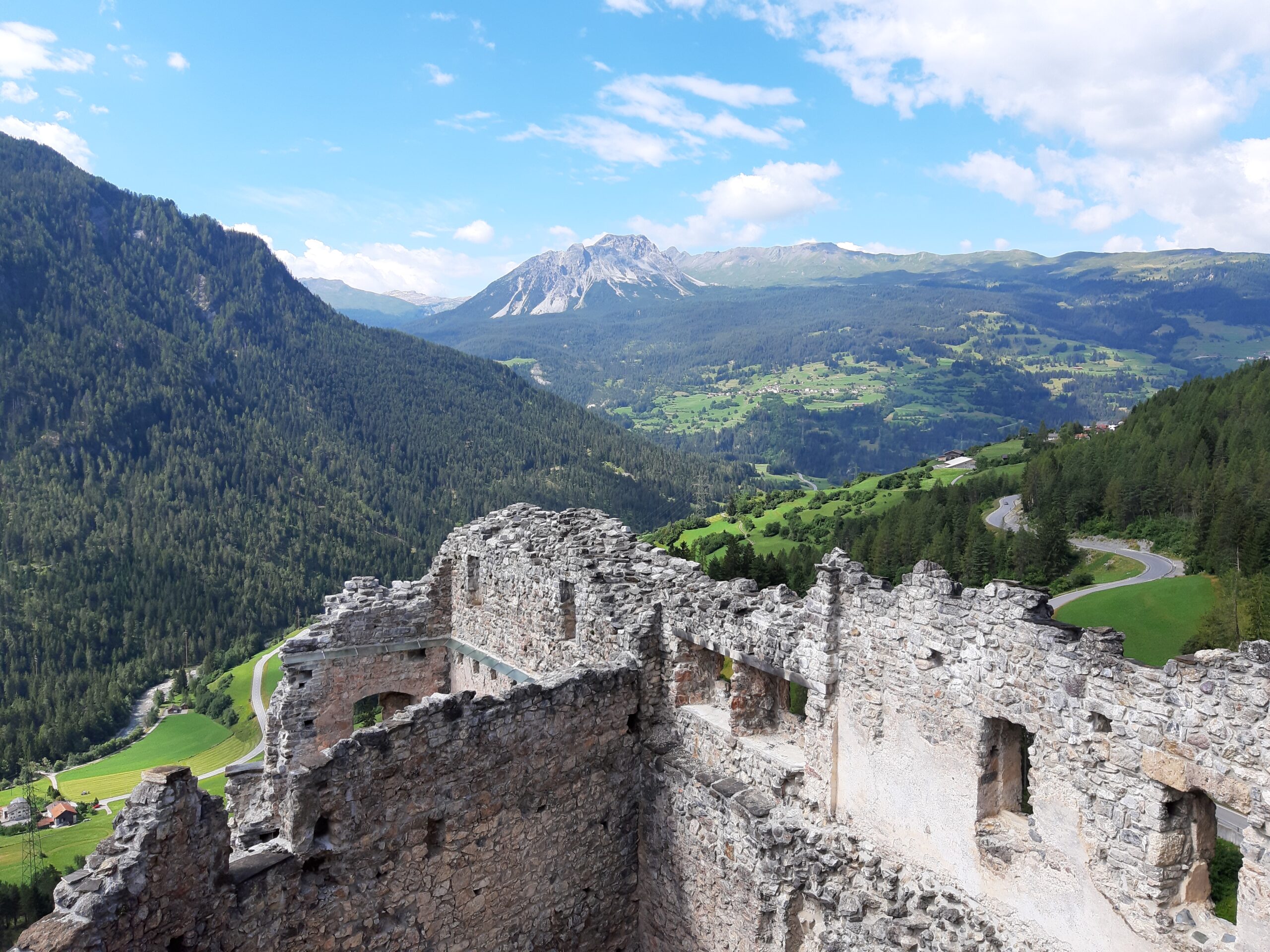 Alvaneu Ruine Belfort mit Blick Richtung Tiefencastel und Mon