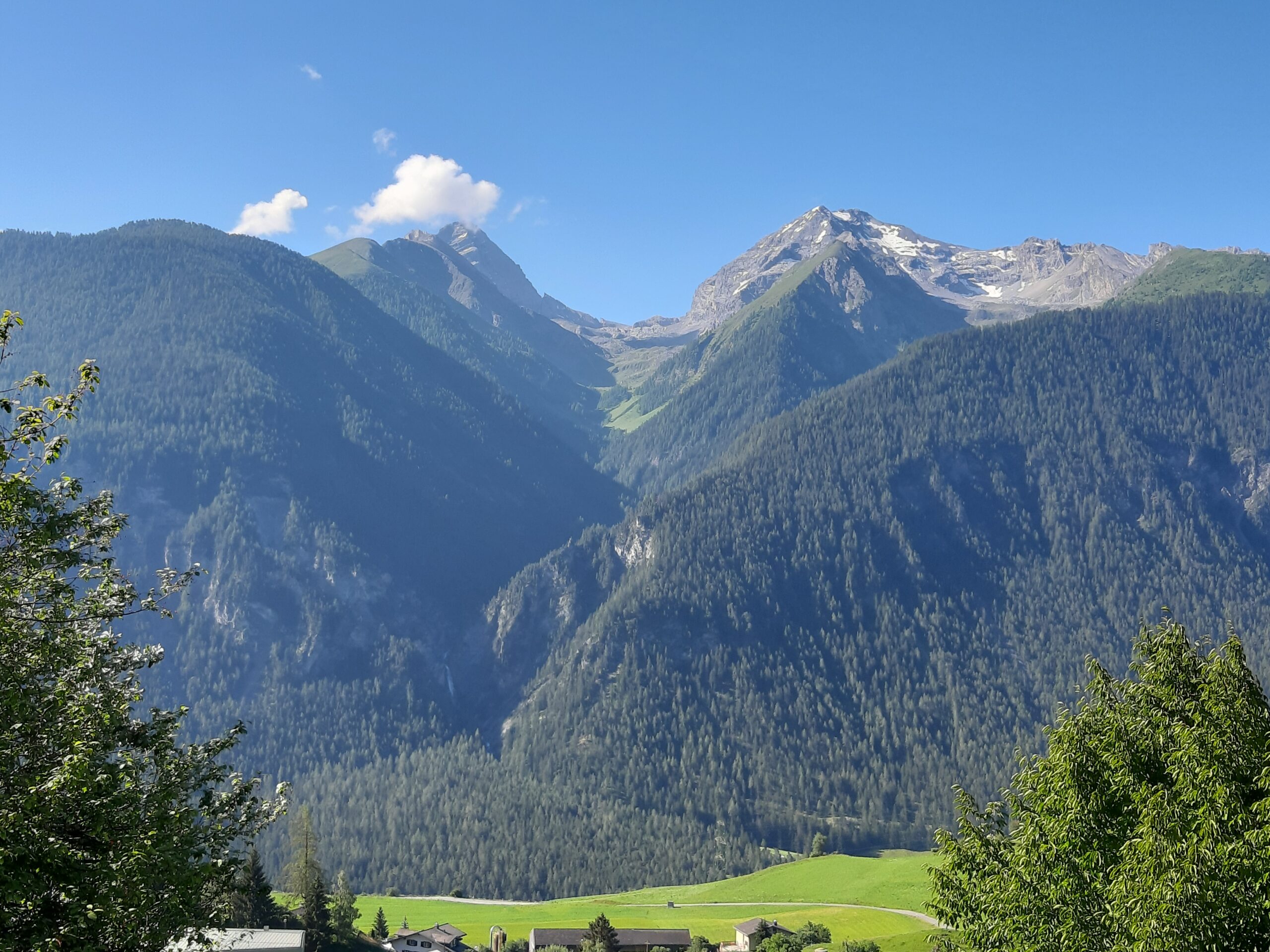 Alvaneu Terrassenaussicht auf Tinzenhorn und Piz Mitgel