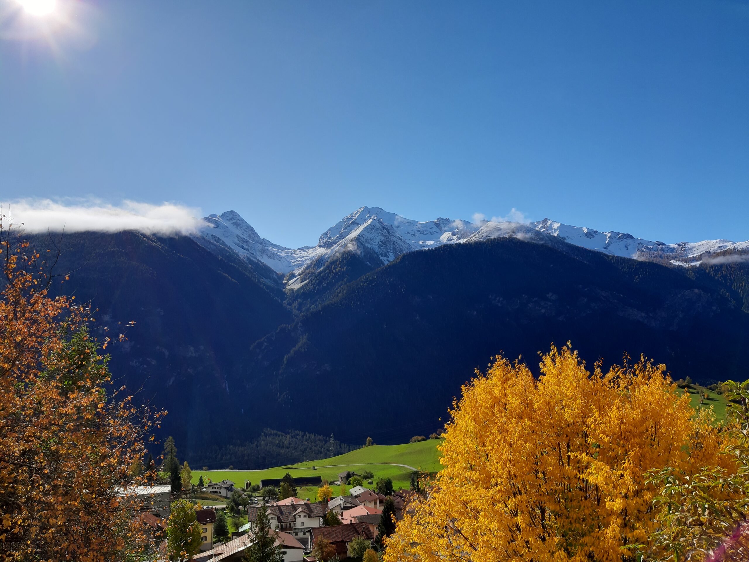 Alvaneu Terrassenaussicht auf Tinzenhorn und Piz Mitgel