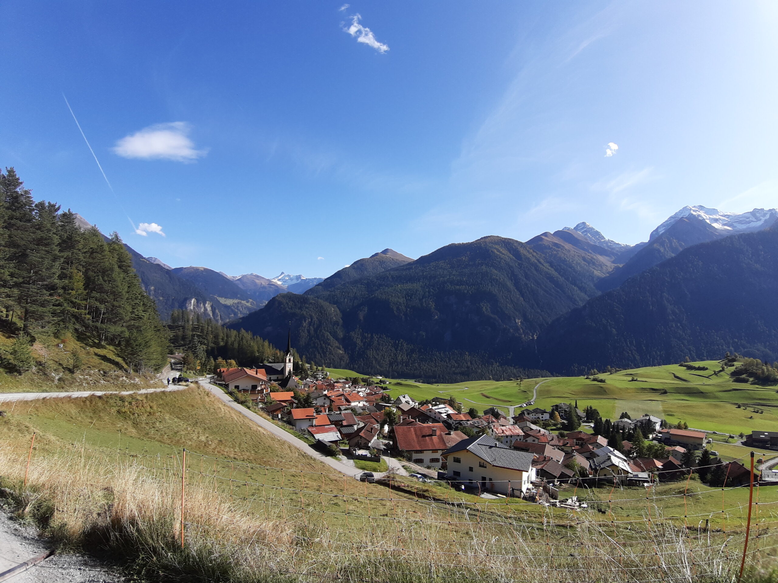 Blick auf Alvaneu-Dorf mit Bergpanorama