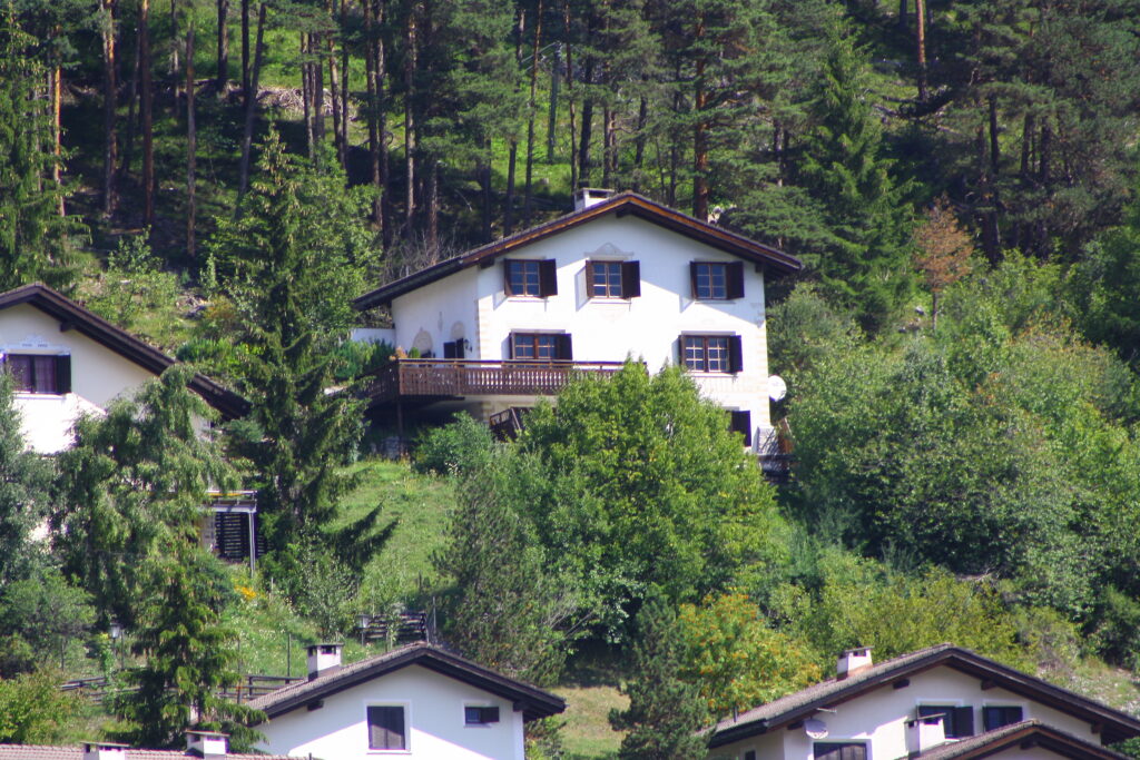 Alvaneu, Chalet Conzen Südhang am Waldrand