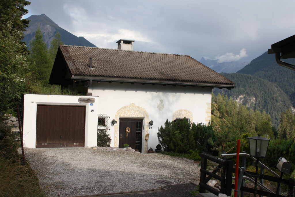 Chalet Conzen EIngang, Garage, Parkplätze