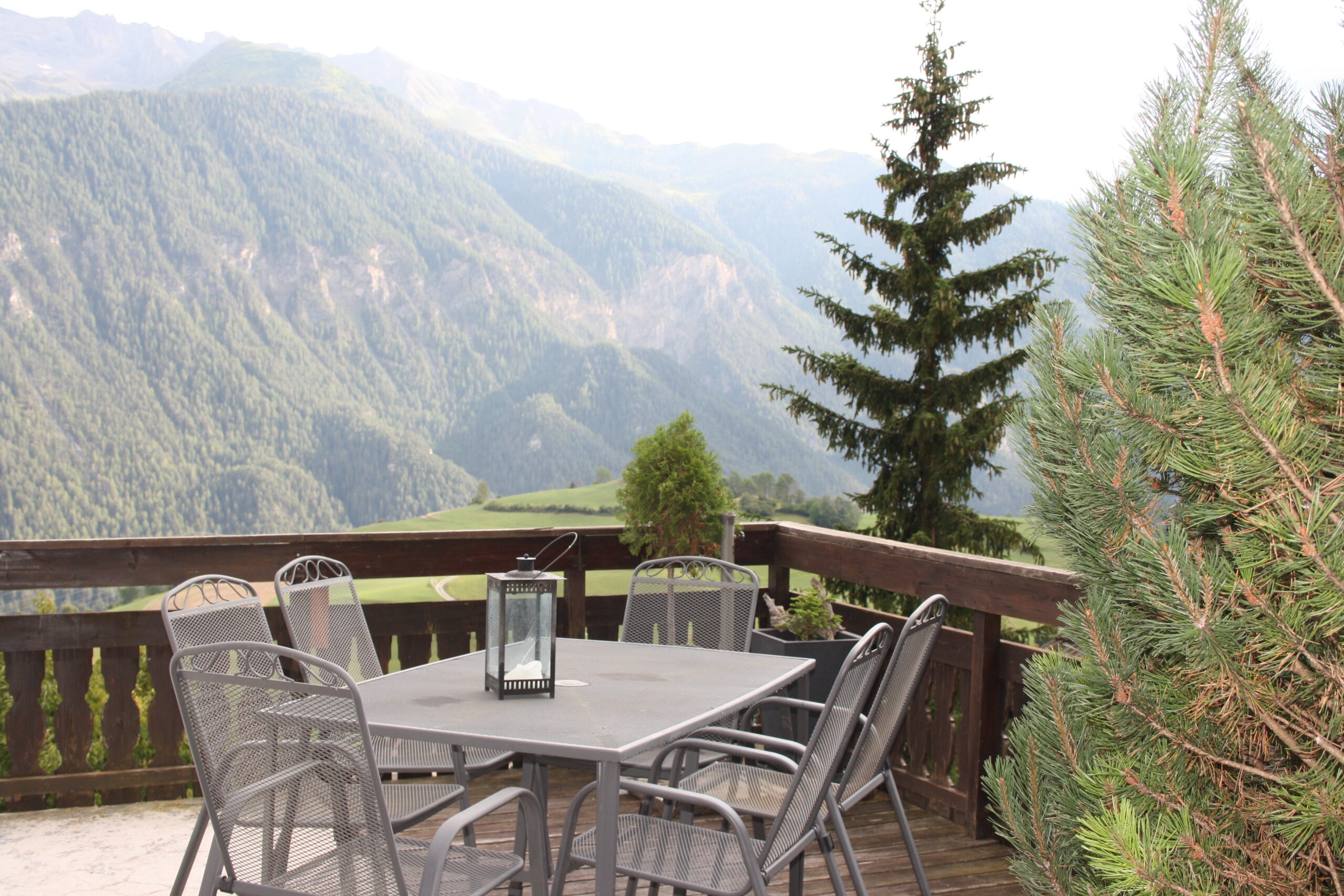 Chalet Conzen Sonnenterrasse mit herrlicher Aussicht über das Albulatal