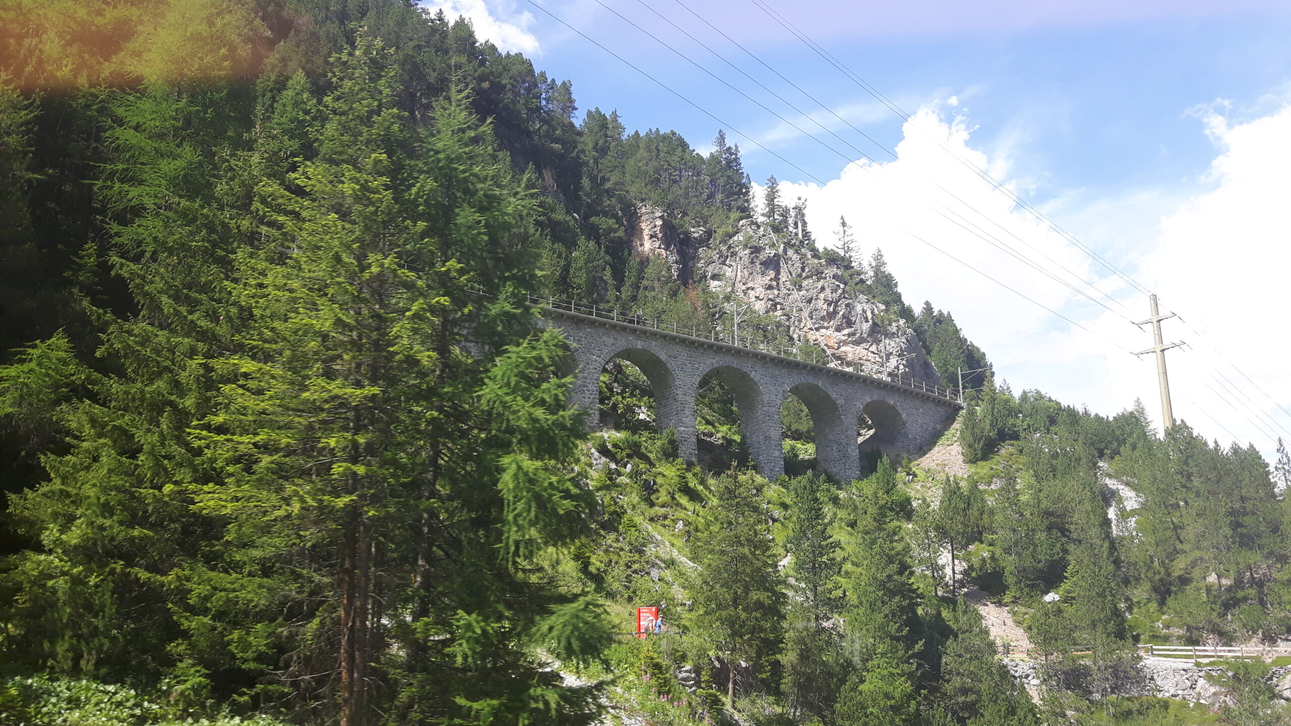 Fahrt mit der Rhätischen-Bahn in Achter-Tunneln das Albulatal hinauf