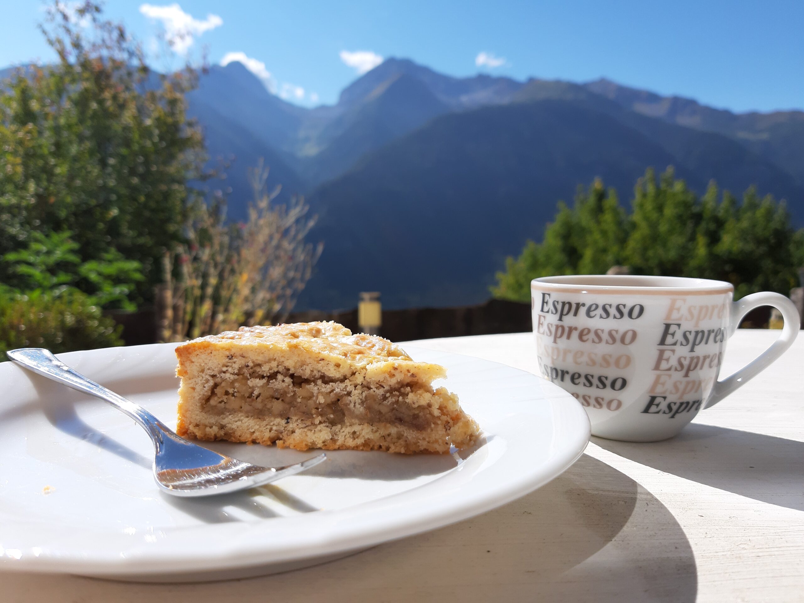 Die Bündner Nusstorte schmeckt bei diesem Ausblick noch besser